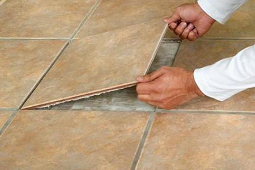 墙砖翘起来了怎么修复图片(墙砖翘起来了怎么修复图片教程)